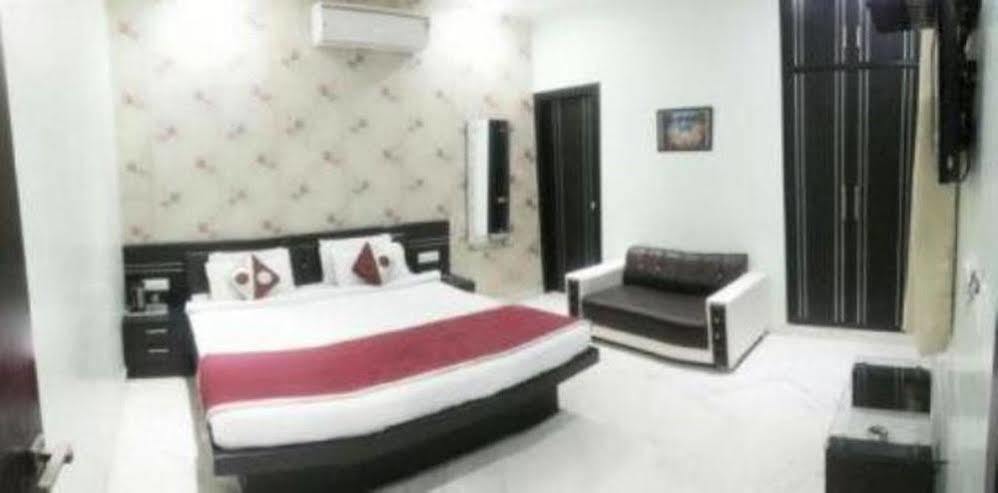 Star Hotel Agra  Bagian luar foto